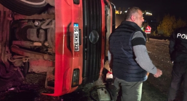 Virajı alamayan tır devrildi: 1 yaralı