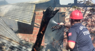 Yangın çıkan samanlık kullanılamaz hale geldi