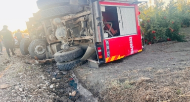 Yangına giden itfaiye aracı devrildi: 2 yaralı