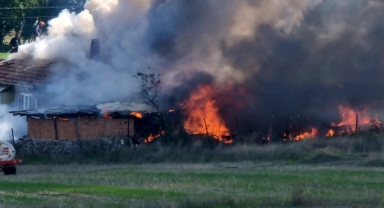 Yangında ev, traktör ve motosiklet kül oldu