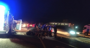 Yolcu otobüsü ile otomobil çarpıştı! 2 yaralı