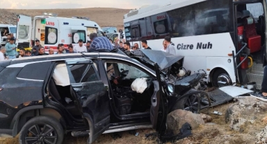 Yolcu Otobüsü ile Otomobil Kafa Kafaya Çarpıştı: Sürücü Araçta Sıkıştı