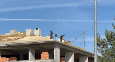 Yürekleri Ağza Getiren Çatı Mesaisi! O Anlar Kamerada