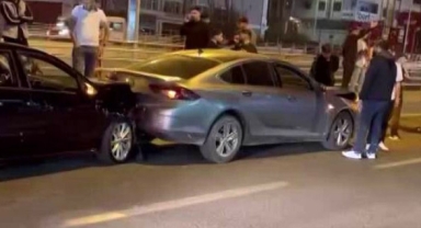 Zincirleme Kazada 9 Araç Birbirine Girdi, 3 Yaralı