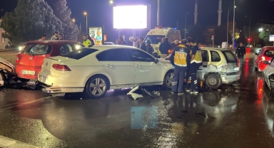 Zincirleme Kazada 5 Araç Birbirine Girdi, 1 Sürücü Yaralandı