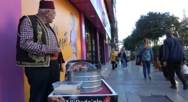 11 yaşında başladığı mesleğinde 65 yıldır sokaklarda