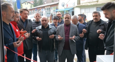AK Parti Alucra İlçe Başkanlığı’ndan Yeni İş Yeri Açılışına Katılım