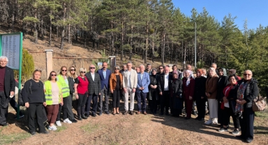 AK Parti Heyeti, Şebin Cevizi Fidanlarını Toprakla Buluşturdu