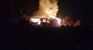 Alevlere teslim olan ev küle döndü