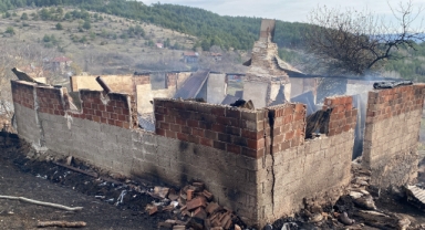 Alevlere teslim olan evde yanarak hayatını kaybetti