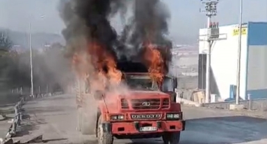 Aynı Noktada Yarım Saat Arayla İki Kamyon Yandı