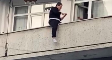 Balkondan atlamak isteyen genç yürekleri ağza getirdi