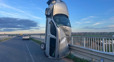 Bariyerlere Çarpan Araç Dik Durdu: 2 Yaralı