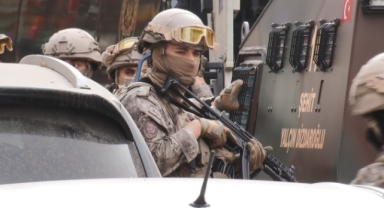 Başkent'te silahlı adam krizi