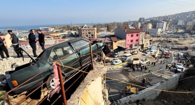  Belediyeye ait kamyonet az kalsın faciaya yol açıyordu!