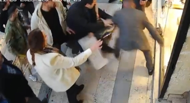 Bıçaklı saldırıya uğrayan kadını, esnaflar meyve kasalarıyla kurtardı