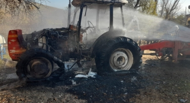 Çıkan yangında traktör kullanılmaz hale geldi