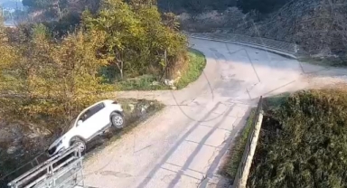 Çocuğun kullandığı otomobilin köprüden çaya uçtuğu kaza kamerada