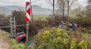 Dere yatağına devrilen otomobildeki karı koca hayatını kaybetti