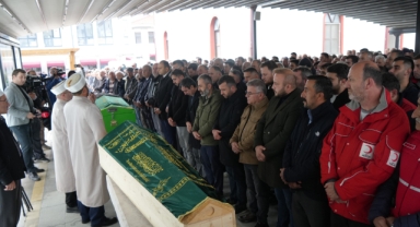 Dere yatağında cenazelerine ulaşılan anne ve oğlu gözyaşları arasında toprağa verildi