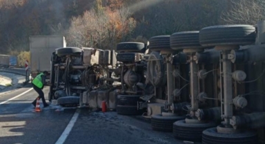 Devrilen tırın sürücüsü yaralandı