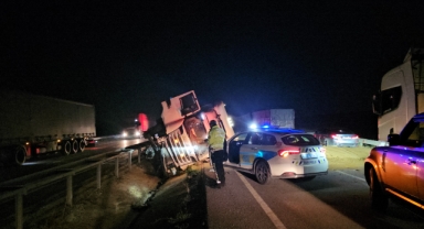 Devrilen tırın sürücüsü yaralandı