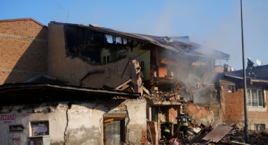 Doğalgaz patladı! 2 ev çöktü, 1 yaralı