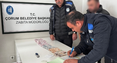 Esnaftan para toplayan dilencinin üzerinden çıkan para şaşırttı!