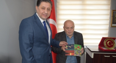 Espiyeli Şair ve Yazar Süleyman Usta’dan Müftü Haki Özgül’e Anlamlı Hediye