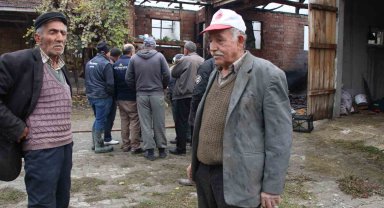 Evi yanan yaşlı çiftçinin biriktirdiği paralar ve eşyaları küle döndü