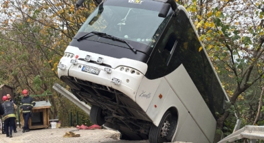Facianın eşiğinden dönüldü: Tur otobüsü şarampole düştü