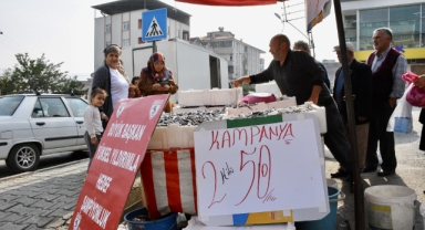 Fanatik taraftar balıkçı, takımının başarısını hamsiyi 25 liradan satarak kutladı!