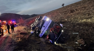 Feci Kaza! Yolcu Otobüsü Devrildi, 2 Ölü, 21 Yaralı