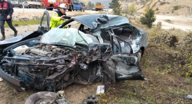 Feci Kazada Kamyon ile Otomobil Çarpıştı: 1 Ölü, 1 Yaralı