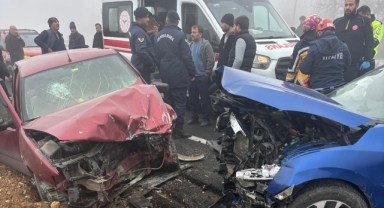 Feci Kazada Otomobiller Kafa Kafaya Çarpıştı! Yaralılar Var 