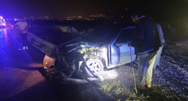 Freni boşalan otomobil yolcu otobüsüyle çarpıştı