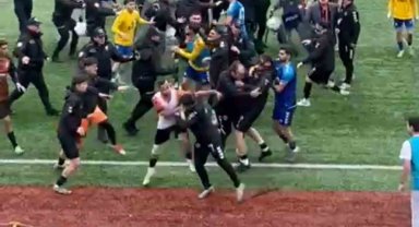 Futbol sahası ringe döndü, 24 kırmızı kart çıktı