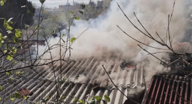 Gecekonduda korkutan yangın