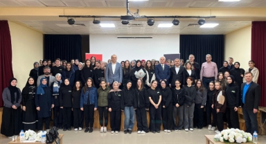 Giresun Anadolu Kız İmam Hatip Lisesi'nde Ufuk Açıcı Söyleşi: Milletvekili Elmas'tan Anlamlı Katılım