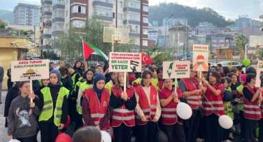 Giresun’da Minik Eller Gazze İçin Toprağa Dokundu