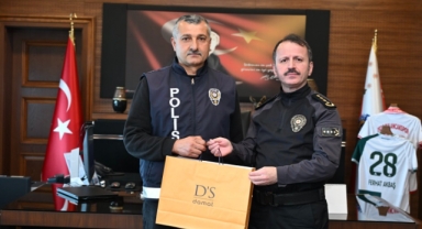 Giresun’da Özverili Okul Polisi İl Emniyet Müdürü Akbaş Tarafından Ödüllendirildi