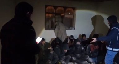 Göçmen Kaçakçılığı Operasyonu: 14 Düzensiz Göçmen Yakalandı, 2 Organizatör Tutuklandı