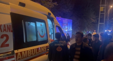 Hafif ticari araç evin damına düştü: 4 yaralı