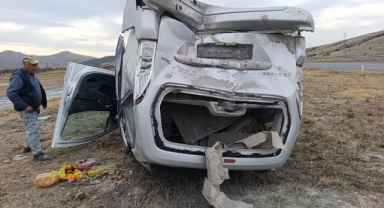 Hafif ticari araçların çarpıştığı kazada 7 kişi yaralandı