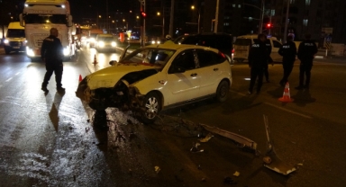 İki aracın çarpıştığı kazada ortalık savaş alanına döndü!