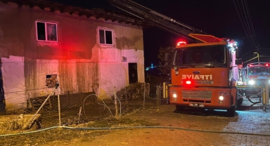 İki katlı evin çatısı yıldırım düşmesiyle alevlere teslim oldu!