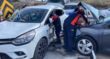 İki otomobil çarpıştı, 7 kişi yaralandı