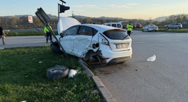 İki otomobil çarpıştı, ortalık savaş alanına döndü: 6 yaralı