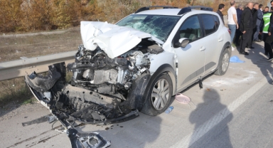 Kamyon ile çarpışan otomobildeki 3 kişi yaralandı