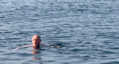 Kasımda deniz keyfi: Giresun Valisi Serdengeçti, adada kulaç attı